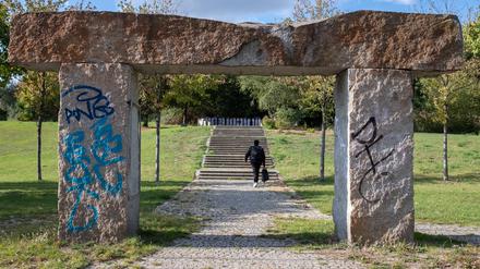 Hereinspaziert. Der Volkspark Prenzlauer Berg liefert eine Joggingstrecke mit Anstieg.