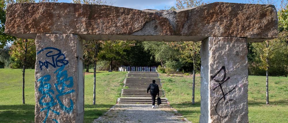 Hereinspaziert. Der Volkspark Prenzlauer Berg liefert eine Joggingstrecke mit Anstieg.