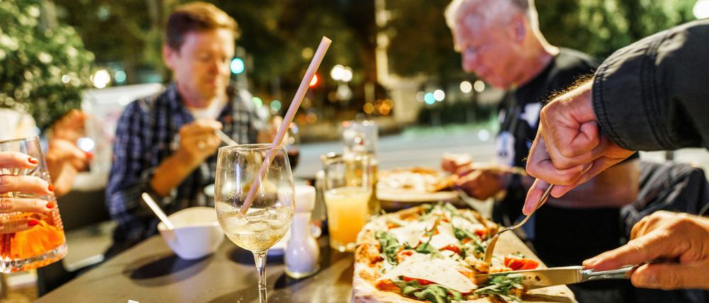 Um die Gastronomie während der Corona-Krise zu entlasten, war der Steuerersatz auch für Speisen in Restaurants und Cafés vorübergehend von 19 auf sieben Prozent gesenkt worden.
