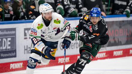Tobias Eder (l.) und die Kollegen siegten am Donnerstagabend 3:2 in Augsburg.