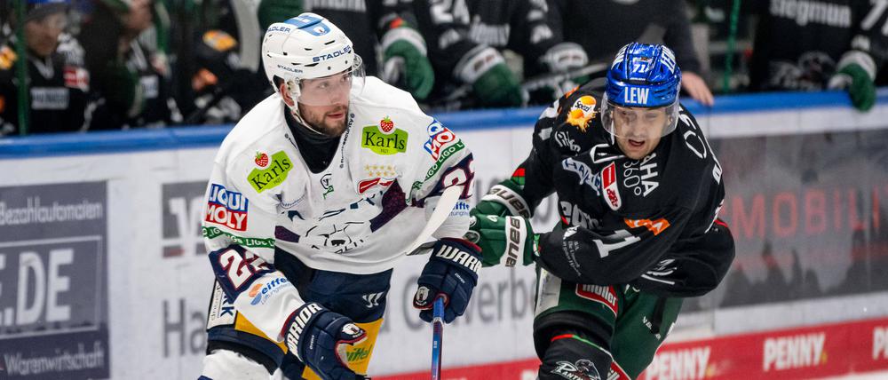 Tobias Eder (l.) und die Kollegen siegten am Donnerstagabend 3:2 in Augsburg.