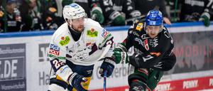 Tobias Eder (l.) und die Kollegen siegten am Donnerstagabend 3:2 in Augsburg.