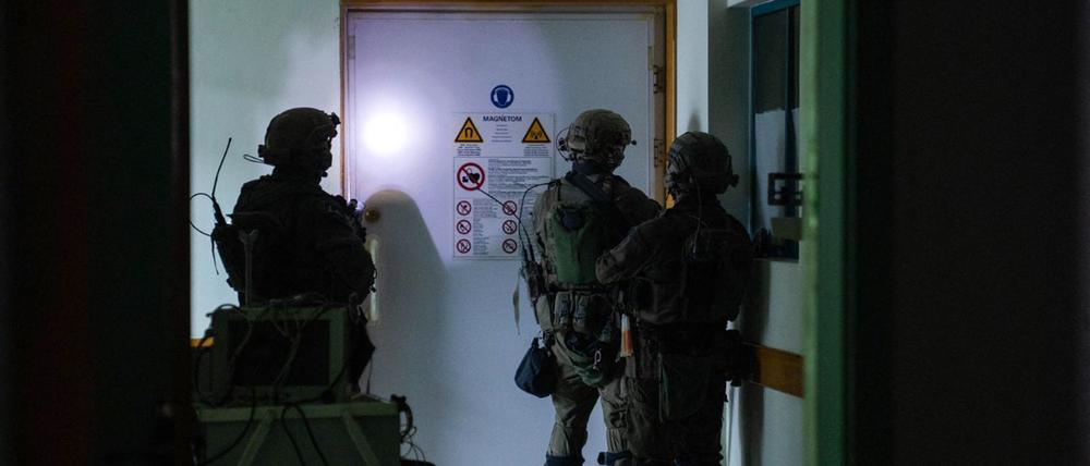 Ein am 15. November 2023 veröffentlichtes Bild zeigt israelische Soldaten bei der Durchführung von Operationen im Al-Shifa-Krankenhaus in Gaza-Stadt.