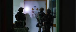 Ein am 15. November 2023 veröffentlichtes Bild zeigt israelische Soldaten bei der Durchführung von Operationen im Al-Shifa-Krankenhaus in Gaza-Stadt. 