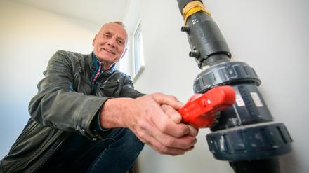 In Thüringen ist man weiter: Hans-Juergen Weidt von der Energiegenossenschaft Helmetal öffnete bereits im Mai den Hebel für die Versorgung mit Wärme aus dem kalten Nahwärmenetz.