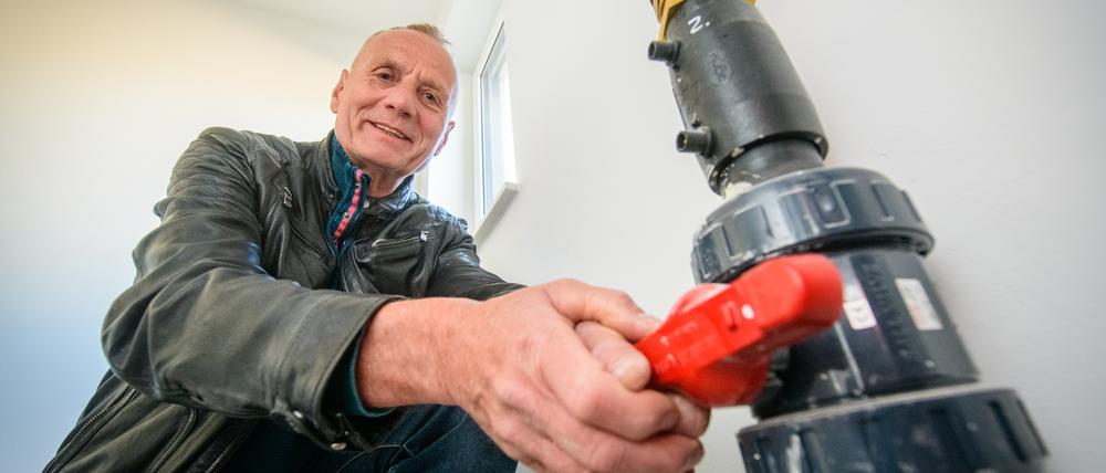 In Thüringen ist man weiter: Hans-Juergen Weidt von der Energiegenossenschaft Helmetal öffnete bereits im Mai den Hebel für die Versorgung mit Wärme aus dem kalten Nahwärmenetz.