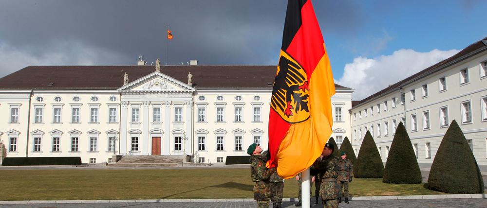 Soldaten des Wachbataillons hissen vor dem Schloss Bellevue in Berlin die Dienstfahne des Bundespräsidenten (Archivbild von 2010).