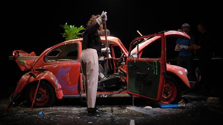 Die Verwandlung, inszeniert von Manuel Gerst im Ballhaus Ost, November 2023