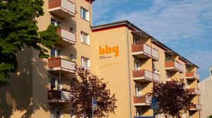 Die Berliner Baugenossenschaft bbg bietet ihren Mitgliedern und allen weiteren Interessenten seit Anfang Mai ein digitales Formular für die Wohnungssuche über die Website an. Sie hat Wohnungen an über einhundert Standorten. Diese hier liegen im Stadtteil Steglitz.
