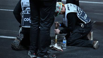 Kleines Problem, große Wirkung. Ein defekter Wasserschacht stoppte die Boliden zunächst.