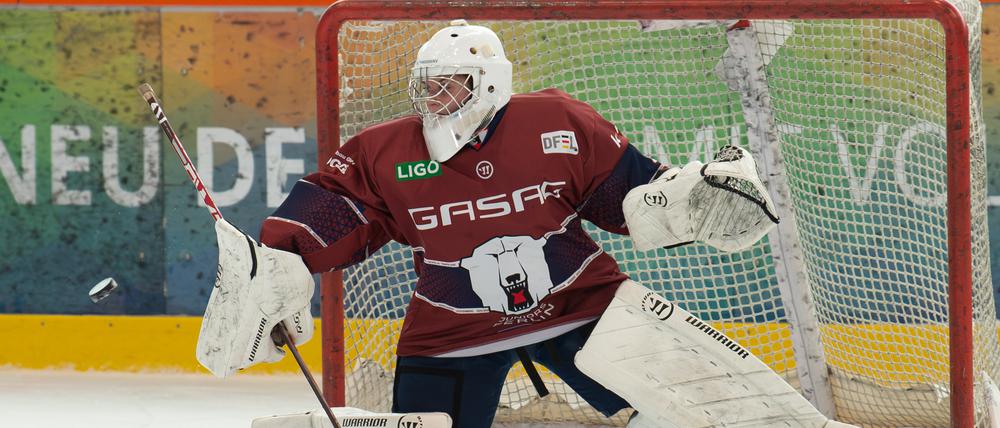 Lilly-Ann Riesner steht im Tor der Frauen und verkauft Tickets für Spiele der Männer.