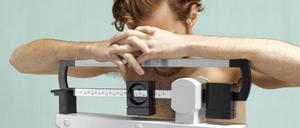 Männer sind deutlich seltener magersüchtig als Frauen. Auslöser für die Erkrankung sind meist größere Umbrüche im Leben der Betroffenen.