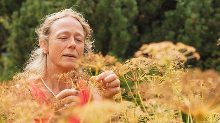 Elke Zippel ist die wissenschaftliche Leiterin der Dahlemer Saatgutbank; die Arbeit im Feld ist Teil ihrer Arbeit.