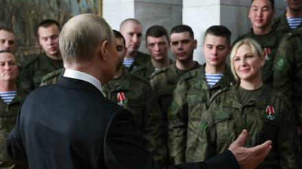 Russlands Präsident Wladimir Putin im Dezember 2022 bei Soldaten im Süden der Ukraine.