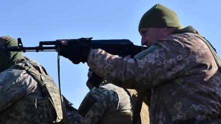 13. November 2023, Saporischschja, Ukraine: Ukrainische Infanteristen trainieren mit einem Militärausbilder.