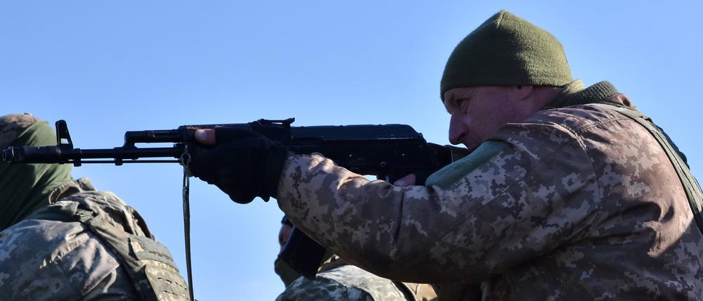 13. November 2023, Saporischschja, Ukraine: Ukrainische Infanteristen trainieren mit einem Militärausbilder.