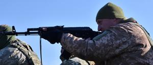13. November 2023, Saporischschja, Ukraine: Ukrainische Infanteristen trainieren mit einem Militärausbilder.