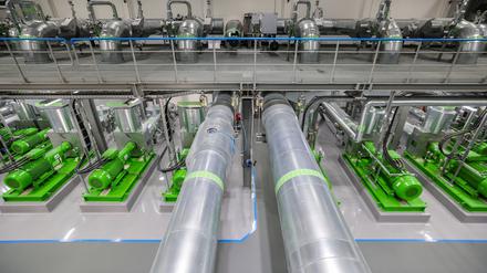 Pumpenhalle für Fernwärme im neuen Heizkraftwerk Leipzig Süd.