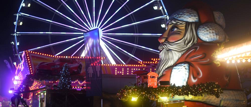Blick auf das Riesenrad des Weihnachtsmarkts Winterzauber in Lichtenberg. 