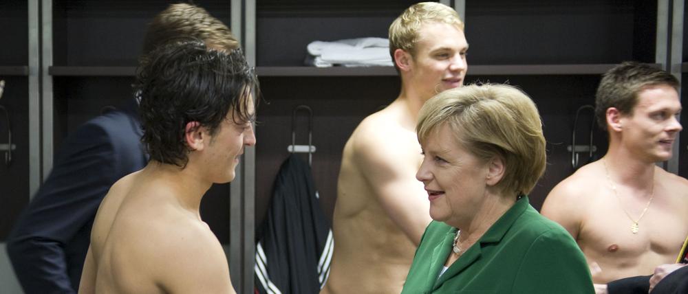 Foto mit Symbolcharakter. Bundeskanzlerin Angela Merkel trifft auf Nationalspieler Mesut Özil.