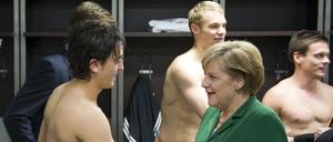 Foto mit Symbolcharakter. Bundeskanzlerin Angela Merkel trifft auf Nationalspieler Mesut Özil.