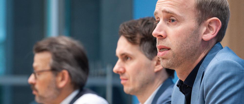 Nach der Nachtsitzung präsentierten die Ampel-Haushälter Otto Fricke (FDP), Sven-Christian Kindler (Grüne) und Dennis Rohde (SPD) die Ergebnisse in der Bundespressekonferenz.