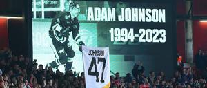 Auch im Fußballstadion wurde um den verstorbenen Eishockeyprofi getrauert.