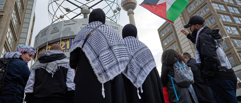 Tuch des Anstoßes: Neuköllner CDU-Bezirksverordnete fühlten sich von Linken mit Palästinensertuch provoziert.