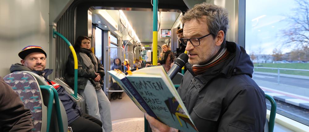 Schauspieler Jörg Hartmann liest zum Vorlesetag in der Tram 96.