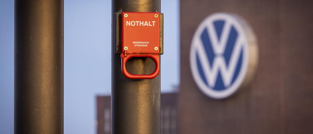 Die schwache Konjunktur wirkt sich immer stärker auf die Bilanzen deutscher Unternehmen aus. Sparprogramme, wie zuletzt bei Volkswagen, sind die Folge.