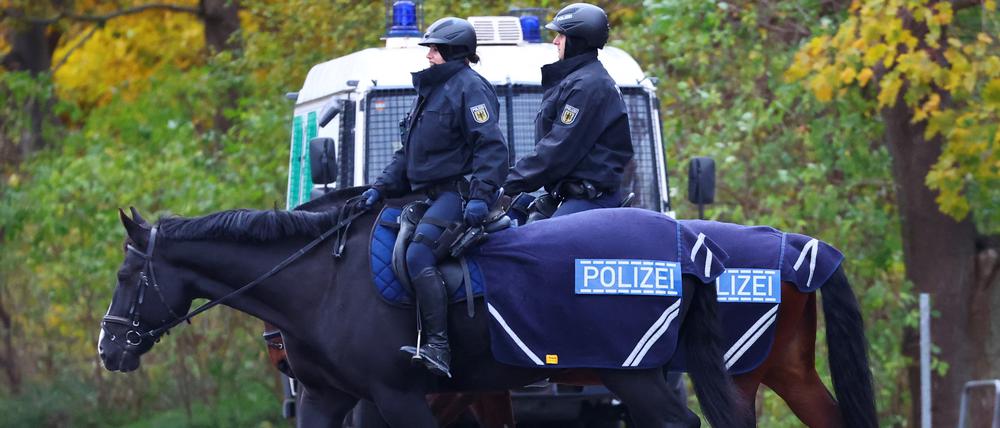 Polizisten reiten vor dem Treffen von Bundespräsident Frank-Walter Steinmeier mit dem türkischen Präsidenten Recep Tayyip Erdogan im Schloss Bellevue in Berlin.
