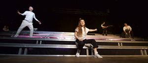 Choreografin Laura Heinecke (Mitte) in „Feierlichkeiten“ an der Fabrik.