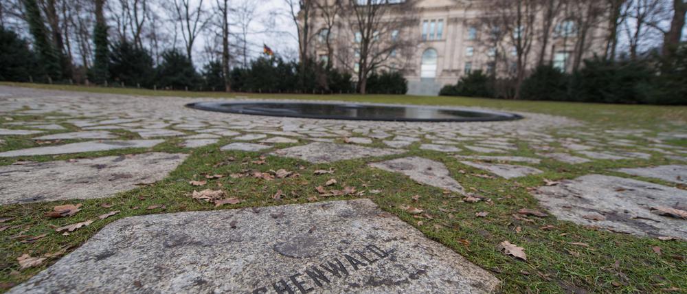 Denkmal für die im Nationalsozialismus ermordeten Sinti und Roma Europas im Tiergarten in Berlin, südlich des Reichstags. 