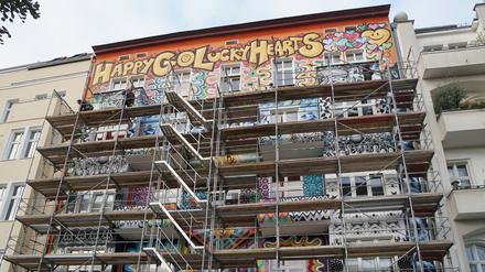 Am Charlottenburger Hostel „Happy Go Lucky“ stehen bereits Gerüste für die zwangsweise Übermalung der bunten Fassade.