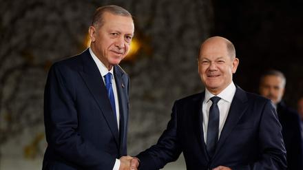 Handschlag mit Erdogan: Kanzler Scholz.