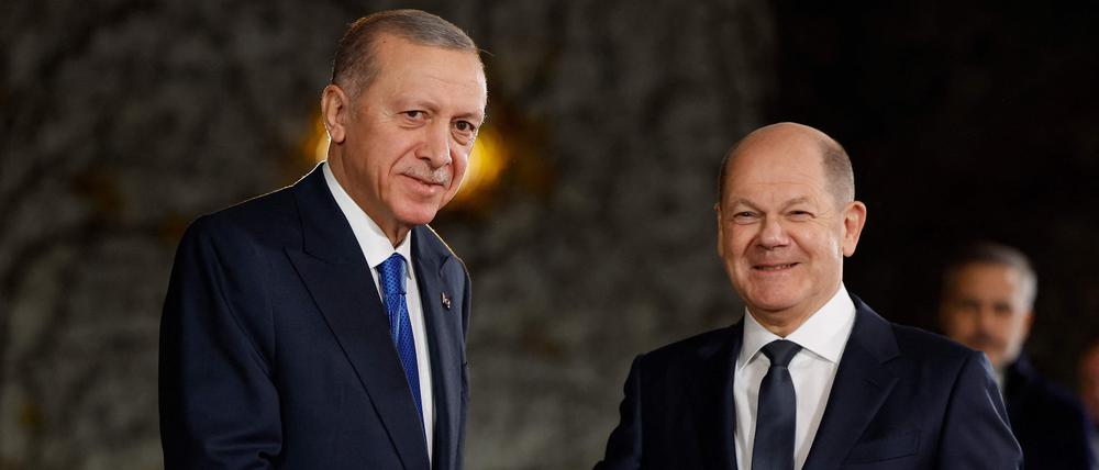 Handschlag mit Erdogan: Kanzler Scholz. 