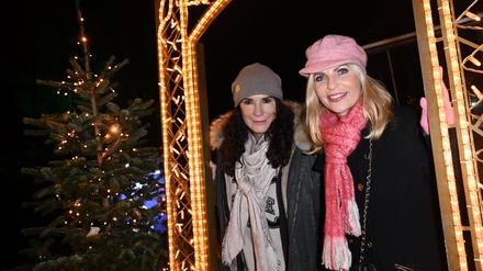 Mariella Ahrens (l.), Schauspielerin, und Tanja Bülter, Moderatorin, sind bei dem Event Christmas Garden im Botanischen Garten Berlin zu sehen. Der Botanische Garten wird bis zum 14. Januar 2024 weihnachtlich erleuchtet.