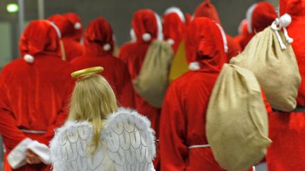 Familien in Berlin und Brandenburg buchen gern Weihnachtsmänner und Engel, doch die Suche nach Darstellern ist für Vermittler immer wieder eine Herausforderung.
