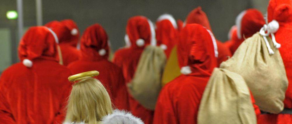 Familien in Berlin und Brandenburg buchen gern Weihnachtsmänner und Engel, doch die Suche nach Darstellern ist für Vermittler immer wieder eine Herausforderung.