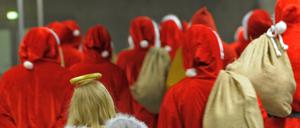 Familien in Berlin und Brandenburg buchen gern Weihnachtsmänner und Engel, doch die Suche nach Darstellern ist für Vermittler immer wieder eine Herausforderung.