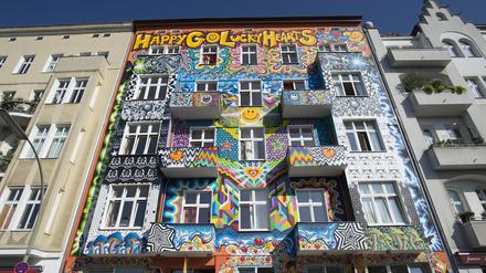 Kunstvoll bemalt ist am 24.08.2016 in Berlin das Hotel «Happy Go Lucky» am Stuttgarter Platz. Dem Bezirk ist der Schriftzug unter dem Dach «Happy go lucky hearts» ein Dorn im Auge. Nach Aussage der Verwaltung sei das eine nicht genehmigte Werbung, die beseitigt werden müsse. Foto: Paul Zinken/dpa +++(c) dpa - Bildfunk+++