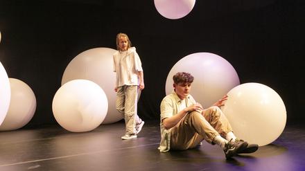 Titel: Irgendwo da oben - ab 8 Jahren. Autorin: Kaya Tina Buettner. Regie: Petra Schoenwald. Buehne Kostueme: Afra Nobahar. Dramaturgie: Ute Volknant. Ort: Grips Theater Podewil. Urauffuehrung: 16. November 2023. No model release. SpielerInnen: Regine Seidler / Yuna und Marius Lamprecht / Max, Ulrike Brand / Cello u.a..
Orginal digital capture sampled from real life. 
Engl: theatre, actor, child and youth theatre
copyright: david baltzer / bildbuehne.de  
