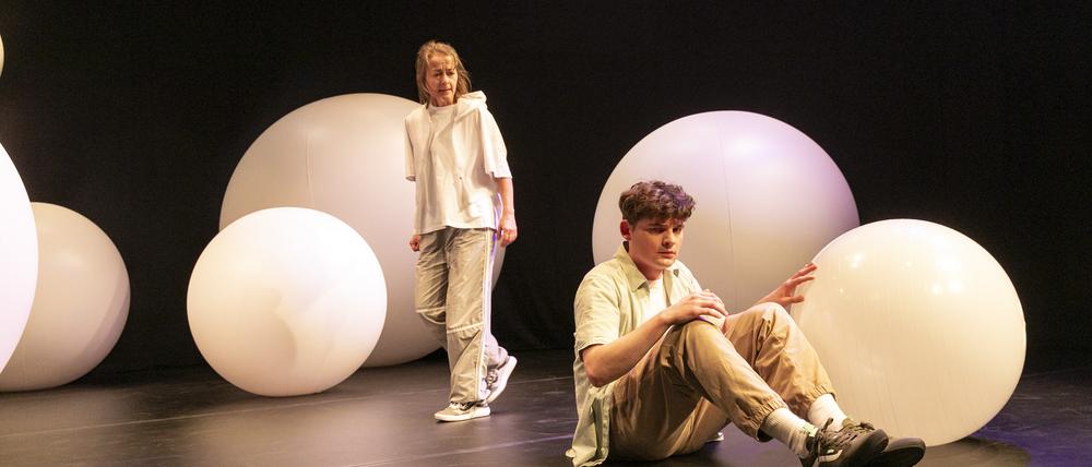 Titel: Irgendwo da oben - ab 8 Jahren. Autorin: Kaya Tina Buettner. Regie: Petra Schoenwald. Buehne Kostueme: Afra Nobahar. Dramaturgie: Ute Volknant. Ort: Grips Theater Podewil. Urauffuehrung: 16. November 2023. No model release. SpielerInnen: Regine Seidler / Yuna und Marius Lamprecht / Max, Ulrike Brand / Cello u.a..
Orginal digital capture sampled from real life. 
Engl: theatre, actor, child and youth theatre
copyright: david baltzer / bildbuehne.de  
