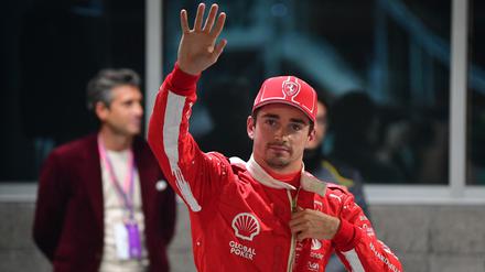 Rot feiert. Ferrari-Pilot Charles Leclerc. 