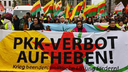 Eine Demonstration zur Unterstützung der Arbeiterpartei Kurdistans (PKK) Ende 2023 in Berlin.