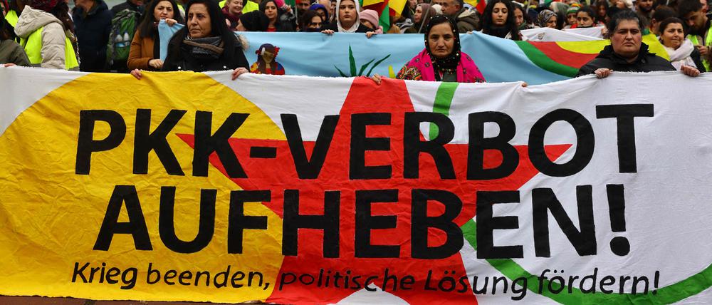 Eine Demonstration zur Unterstützung der Arbeiterpartei Kurdistans (PKK) Ende 2023 in Berlin.