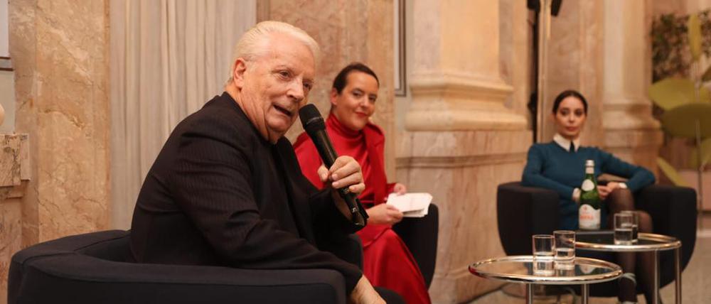 Pläne vor dem Abendessen. Maestro Iginio Massari, Moderatorin Stefania Lettini und Debora Massari (l.)