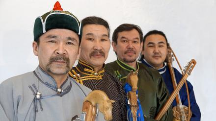 Die tuwinische Musikgruppe Huun-Huur-Tu in Trachten und mit traditionellen Instrumenten. V.l.n.r.: Kaigal-ool Khovalyg, Alexej Saryglar, Sayan Bapa, Radik Tyulyush