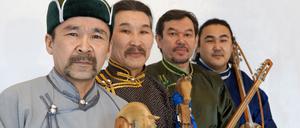 Die tuwinische Musikgruppe Huun-Huur-Tu in Trachten und mit traditionellen Instrumenten. V.l.n.r.: Kaigal-ool Khovalyg, Alexej Saryglar, Sayan Bapa, Radik Tyulyush
