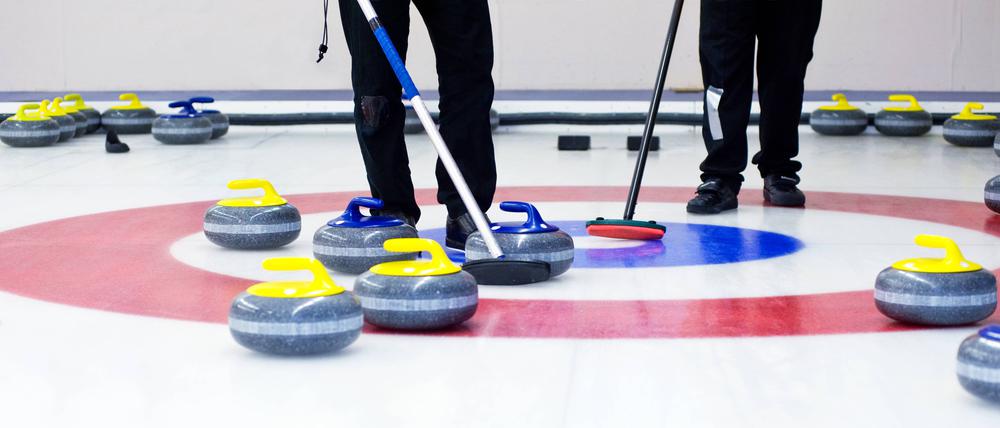 Strategie und Präzision sind beim Curling sehr wichtig.